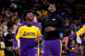 르브론-브로니 부자 동시 출전 NBA 역사 창조. 단 현장의 극과 극 반응 