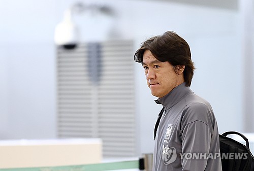 (영종도=연합뉴스) 윤동진 기자 = 홍명보 한국 축구 대표팀 감독이 6일 오후 2026 북중미 월드컵 아시아 3차 예선이 열리는 요르단으로 출국하기 위해 인천국제공항 1터미널 출국장으로 들어서고 있다. 2024.10.6 mon@yna.co.kr