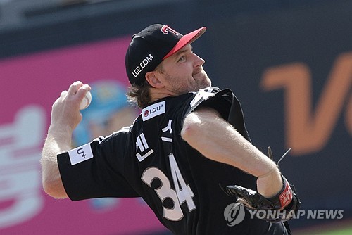 (수원=연합뉴스) 한종찬 기자 = 9일 수원 KT위즈파크에서 열린 2024 프로야구 신한 SOL뱅크 KBO 포스트시즌 준플레이오프 4차전 LG 트윈스와 kt wiz의 경기. LG 선발 엔스가 역투하고 있다. 2024.10.9 saba@yna.co.kr