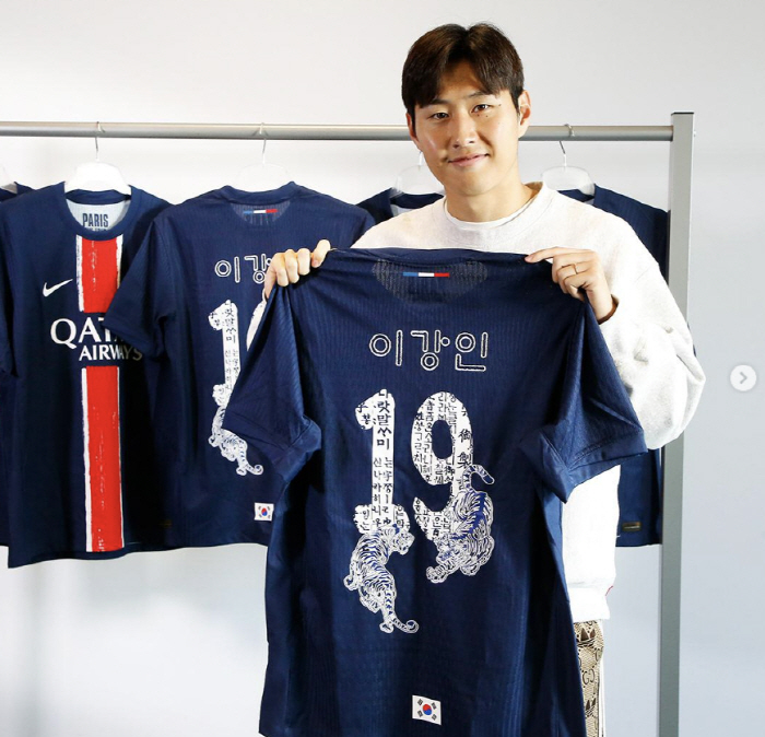 역시 '파리의 왕' 프랑스 최고 미드필더 등극→한글 유니폼 출시, 이강인…