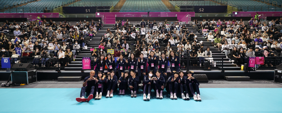 김연경의 힘찬 다짐 "좋은 결과로 보답"…흥국생명, 팬과 함께 한 출정식