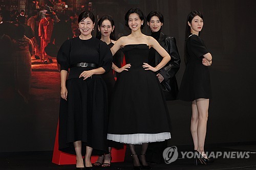 (서울=연합뉴스) 강민지 기자 = 10일 오후 서울 영등포구 콘래드호텔에서 열린 tvN 드라마 '정년이' 제작발표회에서 배우들이 포즈를 취하고 있다. 왼쪽부터 라미란,김윤혜, 김태리, 정은채, 신예은. 2024.10.10 mjkang@yna.co.kr