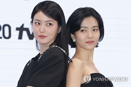 (서울=연합뉴스) 강민지 기자 = 배우 김태리(오른쪽), 신예은이 10일 오후 서울 영등포구 콘래드호텔에서 열린 tvN 드라마 '정년이' 제작발표회에서 포즈를 취하고 있다. 2024.10.10 mjkang@yna.co.kr