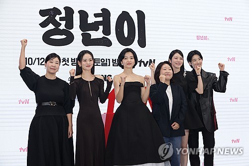 (서울=연합뉴스) 강민지 기자 = 10일 오후 서울 영등포구 콘래드호텔에서 열린 tvN 드라마 '정년이' 제작발표회에서 감독과 배우들이 포즈를 취하고 있다. 왼쪽부터 라미란, 김윤혜, 김태리, 정지인 감독, 신예은, 정은채. 2024.10.10 mjkang@yna.co.kr