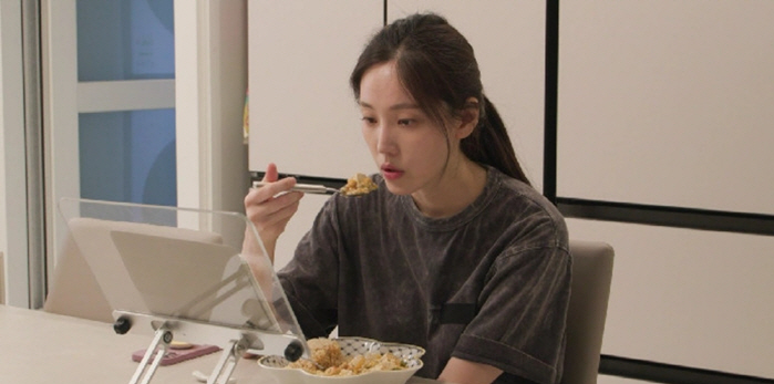'국민 불륜녀' 한재이, 집안 살림 솜씨가…자취 14년차 내공 발휘('전…