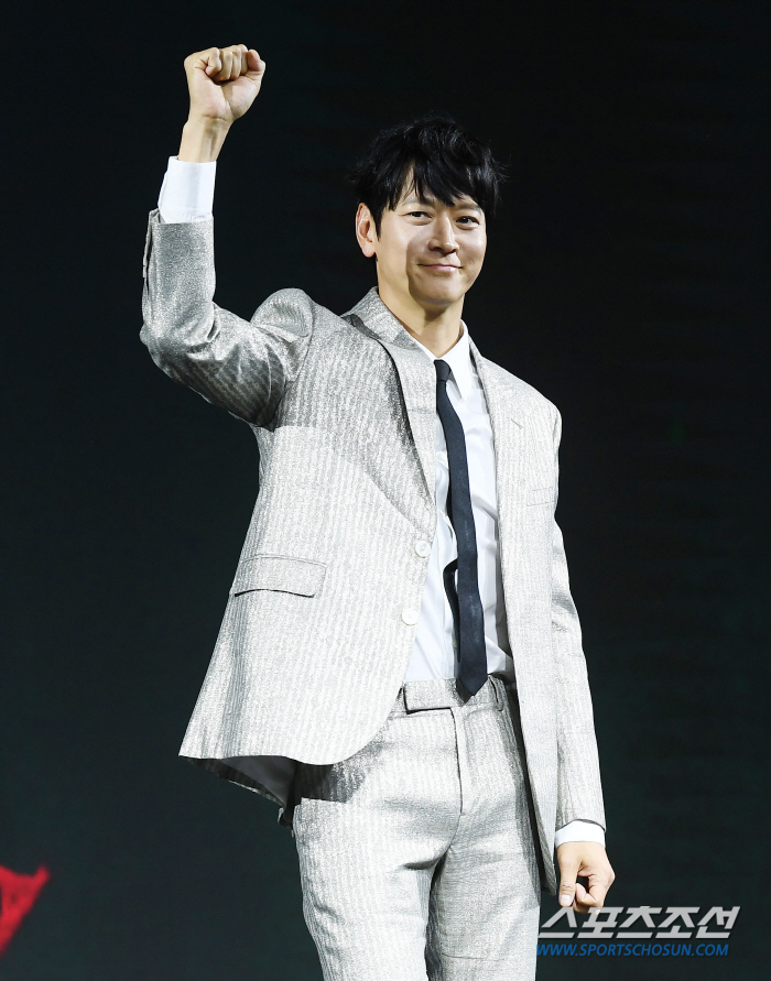'전,란' 강동원 "19년 전 '형사'로 배운 검술..'전,란' 검술 액…