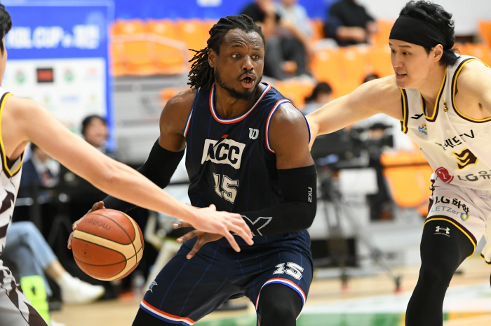 [KBL 컵대회] 슈퍼팀 KCC 자존심 지켰다! 92-88로 LG 꺾고 …
