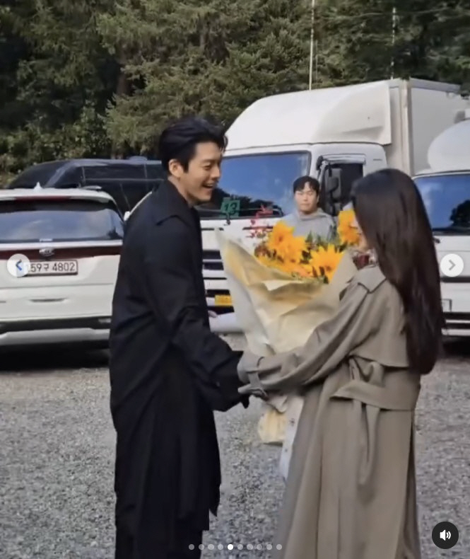 수지, 김우빈 생일 선물 공세에 "스윗"..♥신민아 질투할 듯
