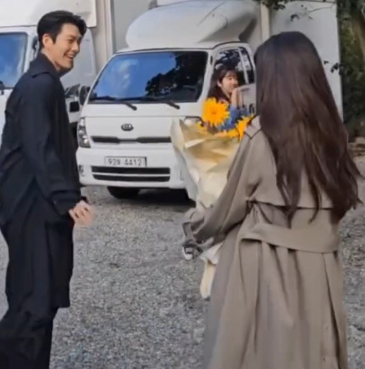 "스윗 지니" 김우빈 꽃다발 서프라이즈까지! '벌데이 걸' 수지, 스태프…