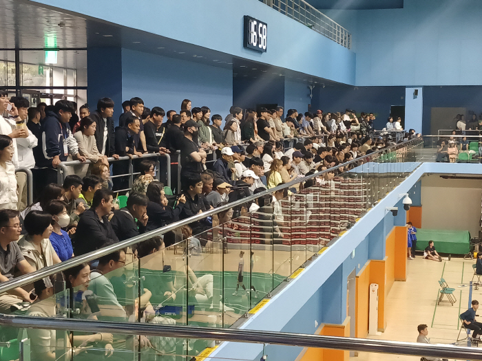 '안세영 파워 대단하네'전에 없던 진풍경 연출했다…밀양경기장 관중 폭발,…