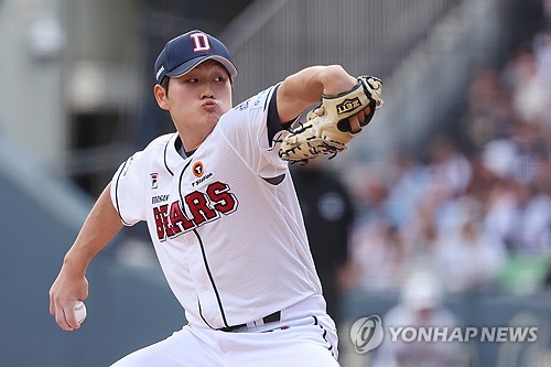 (서울=연합뉴스) 신현우 기자 = 3일 서울 잠실야구장에서 열린 2024 신한 SOL뱅크 KBO 포스트시즌 와일드카드 결정 2차전 kt wiz와 두산 베어스의 경기. 8회초 두산 투수 김택연이 역투하고 있다. 2024.10.3 nowwego@yna.co.kr