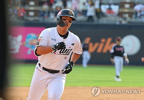 (수원=연합뉴스) 한종찬 기자 = 9일 수원 KT위즈파크에서 열린 2024 프로야구 신한 SOL뱅크 KBO 포스트시즌 준플레이오프 4차전 LG 트윈스와 kt wiz의 경기. 5회말 무사 kt 강백호가 솔로 홈런을 치고 그라운드를 돌고 있다. 2024.10.9 saba@yna.co.kr