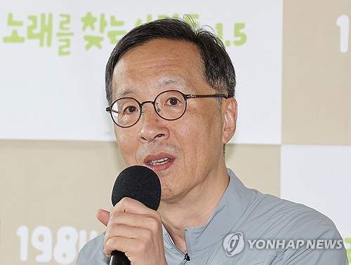 (서울=연합뉴스) 이재희 기자 = 11일 오전 서울 중구 클럽806서울에서 열린 '노래를 찾는 사람들' 40주년 기념 공연 기자간담회에서 이병철 음악감독이 인사말을 하고 있다. 이 공연은 11월 2일과 3일 연세대 백주념기념관 콘서트홀에서 열릴 예정이다. 2024.10.11 scape@yna.co.kr