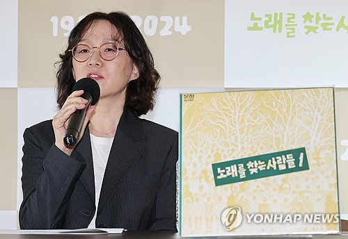 (서울=연합뉴스) 이재희 기자 = 11일 오전 서울 중구 클럽806서울에서 열린 '노래를 찾는 사람들' 40주년 기념 공연 기자간담회에서 공연에 참가하는 가수 최문정이 취재진의 질문에 답하고 있다. 이 공연은 11월 2일과 3일 연세대 백주념기념관 콘서트홀에서 열릴 예정이다. 2024.10.11 scape@yna.co.kr