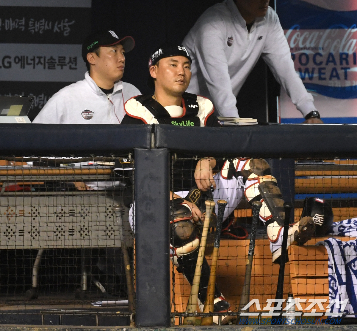 지쳐버린 장성우, 치명적 송구 실책 2개, 준PO 승부를 갈랐다...뭐라…
