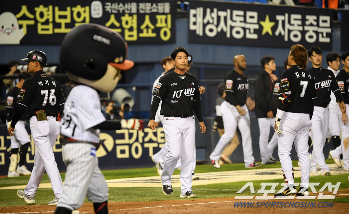 '뜨거운 포옹' 잠실구장에서 마침표 찍은 22년 프로생활...박경수를 따…