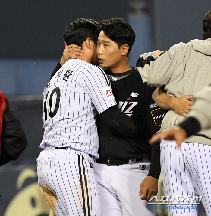 '뜨거운 포옹' 잠실구장에서 마침표 찍은 22년 프로생활...박경수를 따…