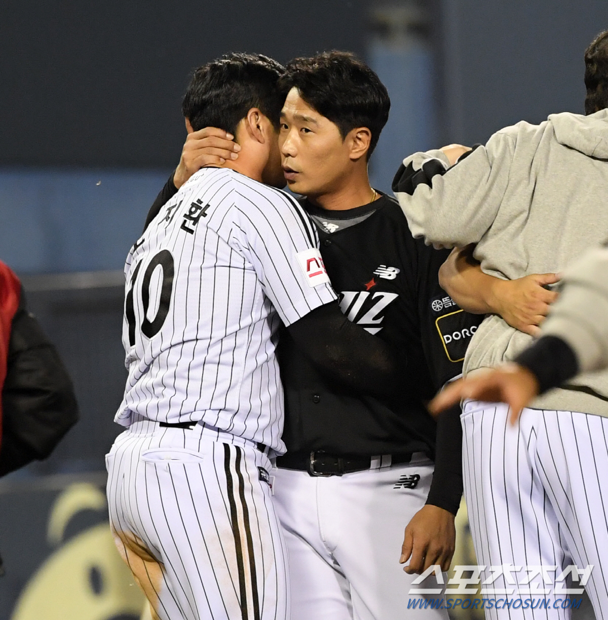 '뜨거운 포옹' 잠실구장에서 마침표 찍은 22년 프로생활...박경수를 따…