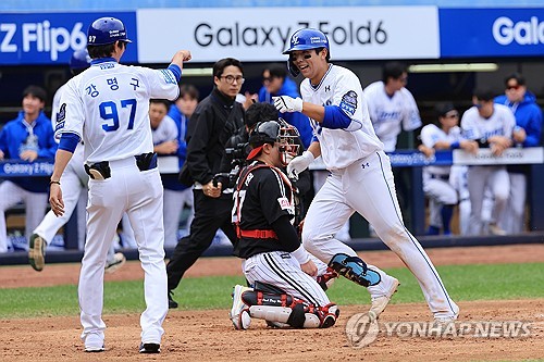 (대구=연합뉴스) 신현우 기자 = 13일 대구 삼성라이온즈파크에서 열린 2024 신한 SOL뱅크 KBO 포스트시즌 플레이오프 1차전 LG 트윈스와 삼성 라이온즈의 경기. 4회말 선두타자로 나선 삼성 김영웅이 솔로 홈런을 치고 강명구 코치와 기뻐하고 있다. 2024.10.13 nowwego@yna.co.kr