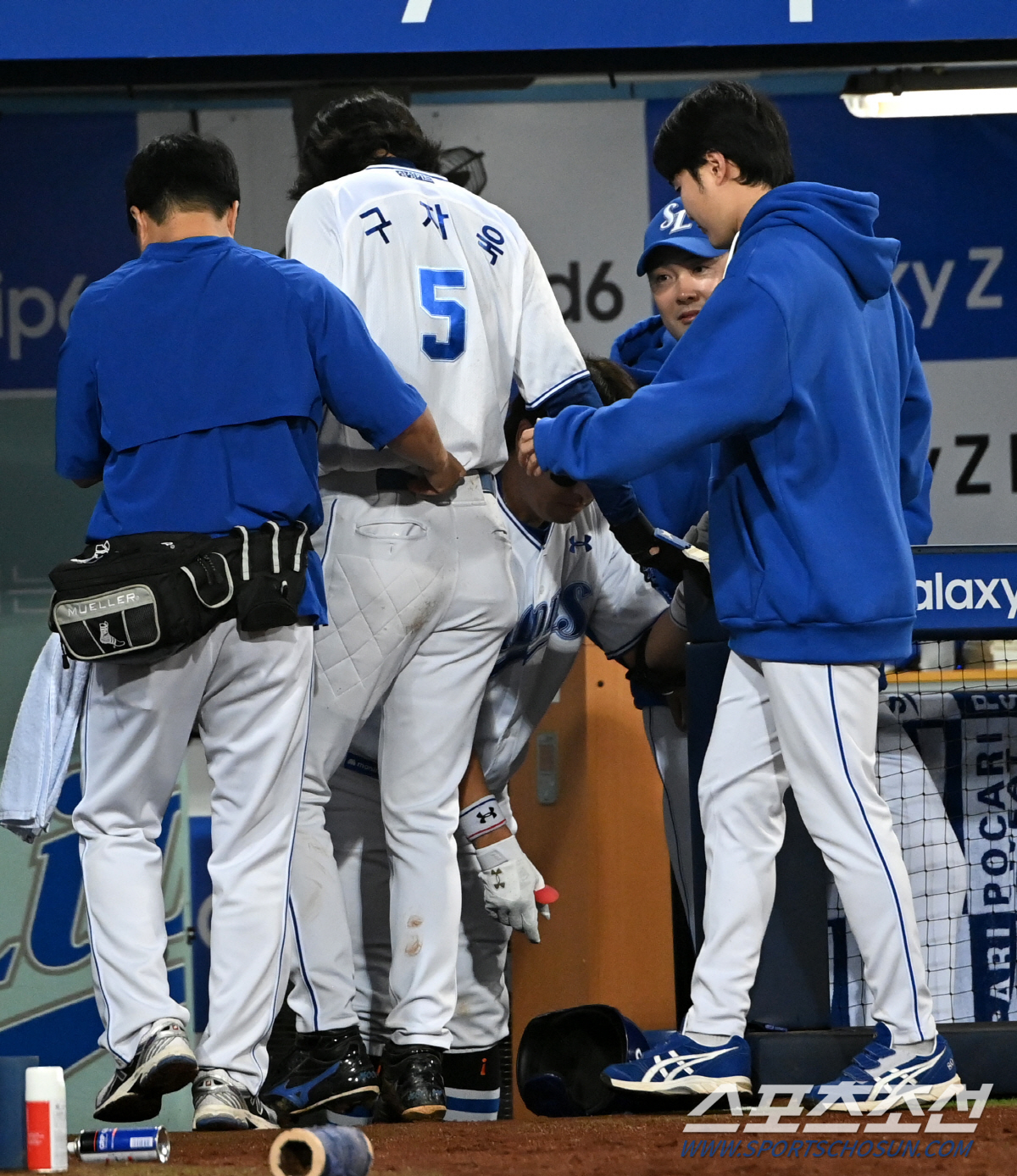 목발 짚고, 휠체어 타고 이동...'충격 부상' 구자욱, PO 통과하면 …