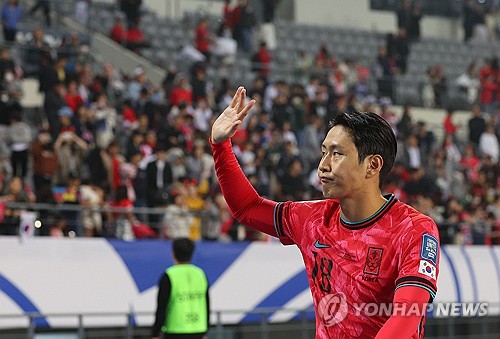 (용인=연합뉴스) 한종찬 기자 = 15일 경기도 용인미르스타디움에서 열린 북중미월드컵 아시아 지역 3차 예선 B조 4차전 대한민국 대 이라크의 경기. 경기를 마친 뒤, 이강인이 팬들에게 인사하고 있다. 2024.10.15 saba@yna.co.kr