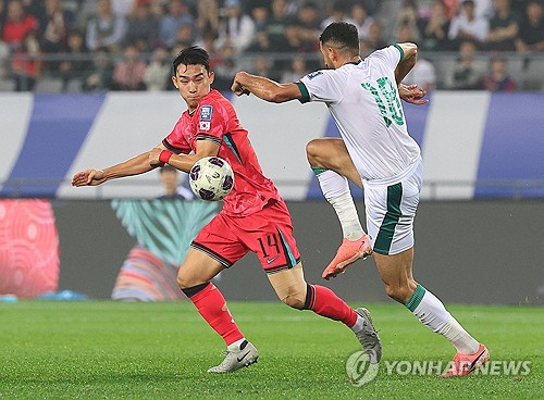 (용인=연합뉴스) 한종찬 기자 = 15일 경기도 용인미르스타디움에서 열린 북중미월드컵 아시아 지역 3차 예선 B조 4차전 대한민국 대 이라크의 경기. 조유민이 상대 선수와 볼 다툼을 벌이고 있다. 2024.10.15 photo@yna.co.kr
