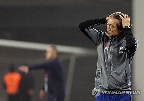 (용인=연합뉴스) 이지은 기자 = 15일 경기도 용인미르스타디움에서 열린 북중미월드컵 아시아 지역 3차 예선 B조 4차전 대한민국 대 이라크의 경기. 홍명보 감독이 후반전 경기를 지켜보고 있다. 이날 경기는 대한민국이 3대2로 이겼다. 2024.10.15 photo@yna.co.kr