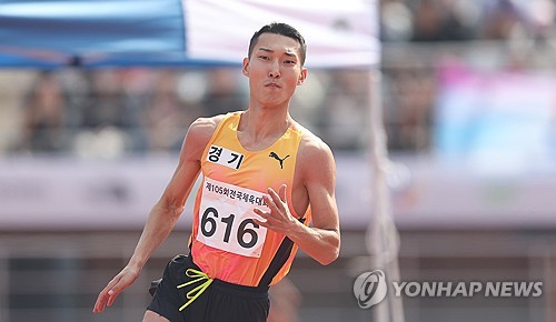 (김해=연합뉴스) 김동민 기자 = 16일 경남 김해종합운동장에서 열린 '제105회 전국체육대회(전국체전)' 높이뛰기 경기. 우상혁(경기)이 높이뛰기를 하고 있다. 2024.10.16 image@yna.co.kr