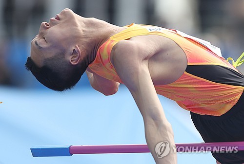 (김해=연합뉴스) 김동민 기자 = 16일 경남 김해종합운동장에서 열린 '제105회 전국체육대회(전국체전)' 높이뛰기 경기. 우상혁(경기)이 높이뛰기를 하고 있다. 2024.10.16 image@yna.co.kr