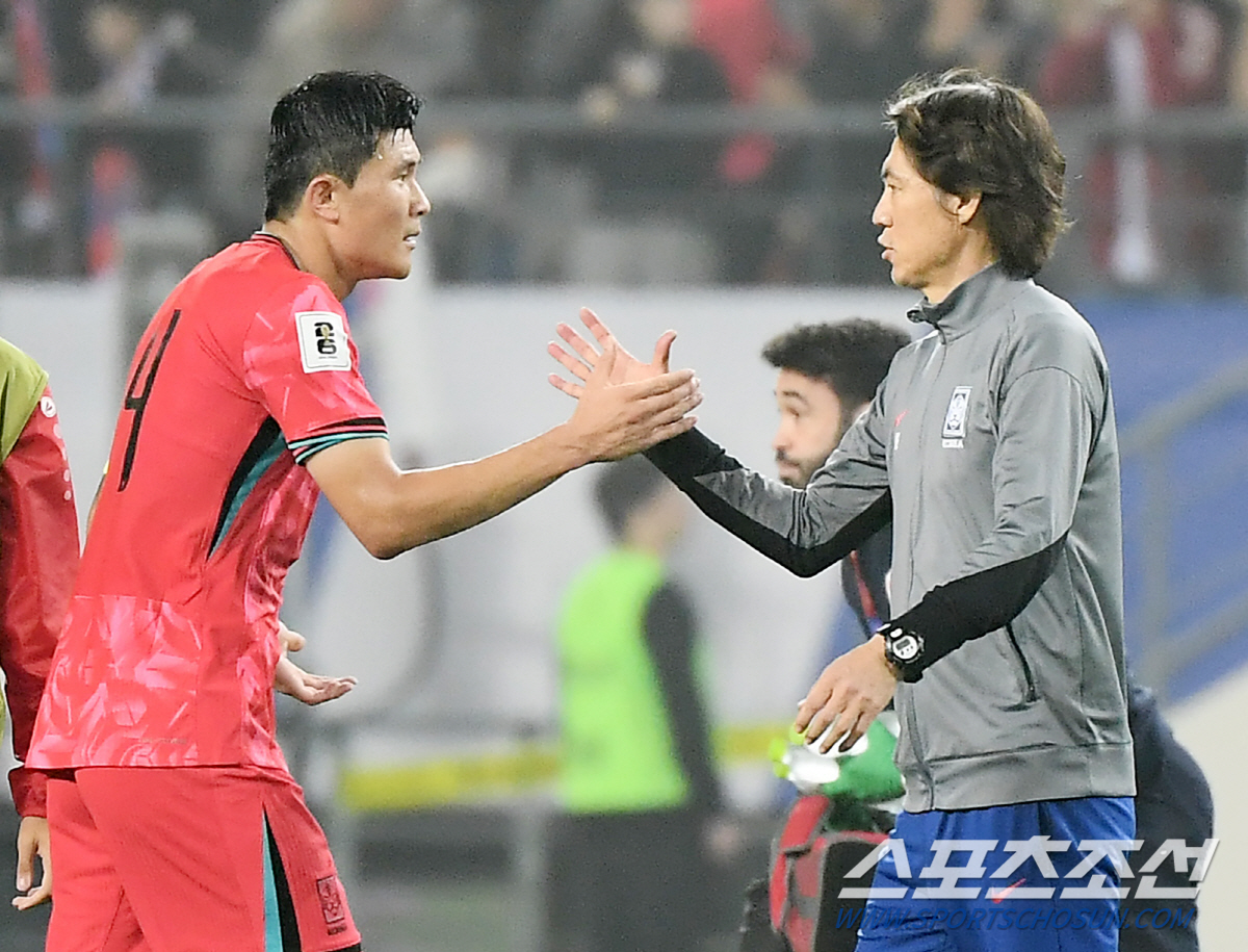 "임시 주장은 거들 뿐" 손흥민 공백 메운 홍명보호 '뉴 리더' 김민재의…