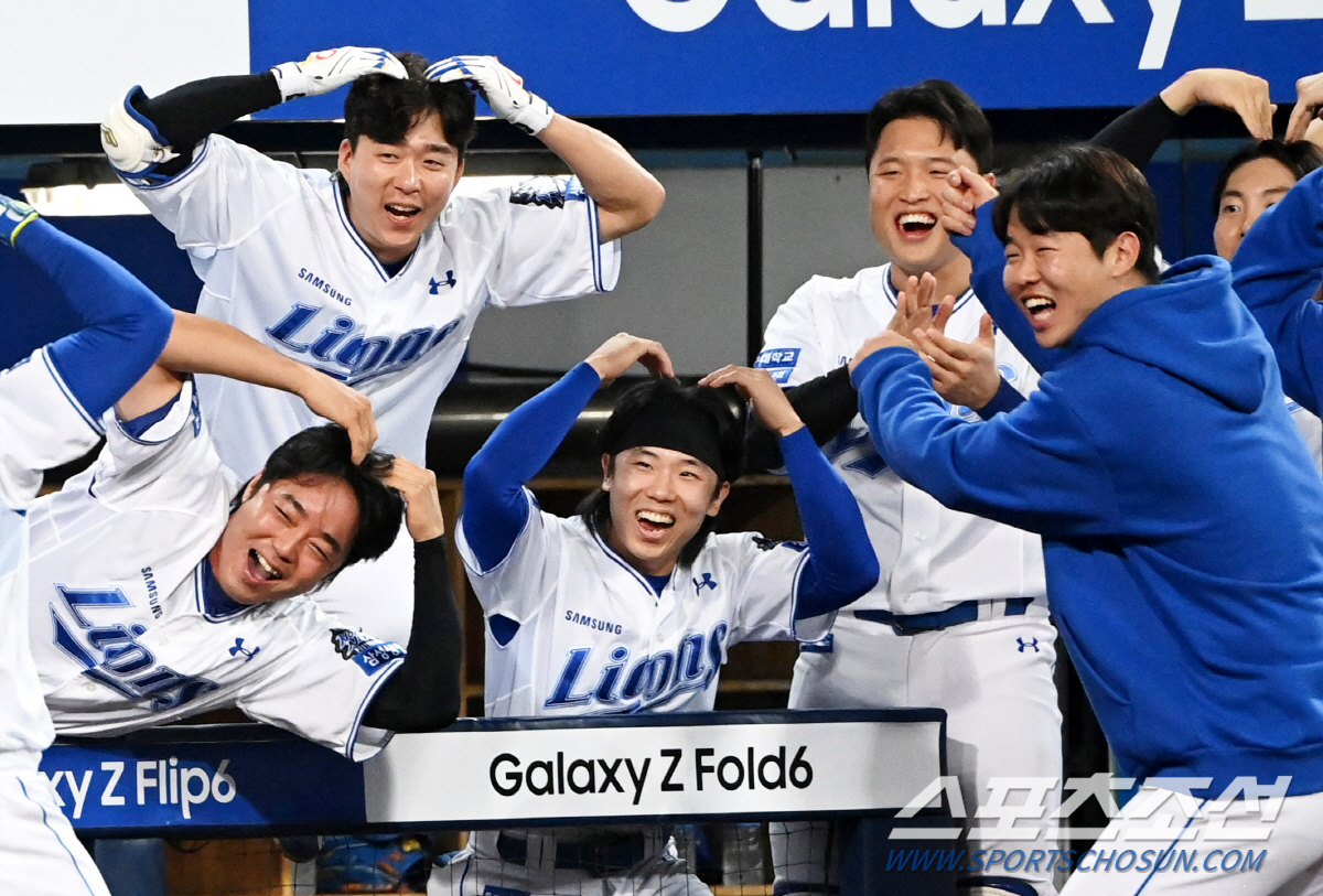 '사자들이 활짝 웃었다' 가을 영웅 된 김헌곤에 하트 공세 퍼부은 사자들…