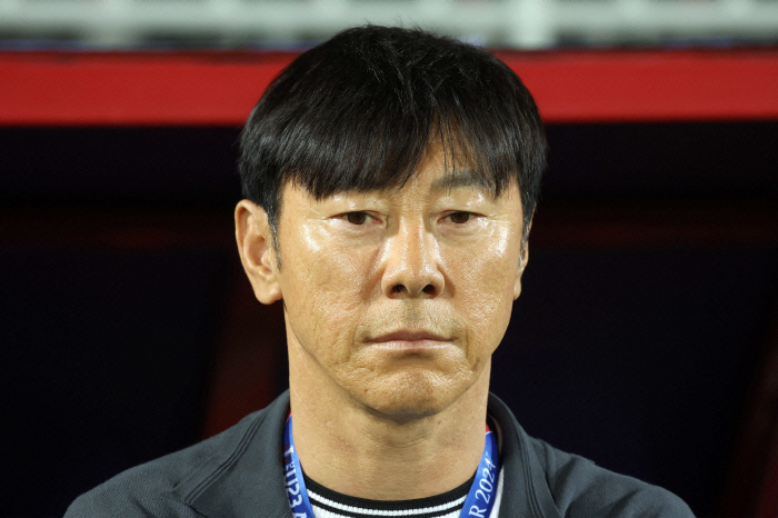 "중국 똥볼 축구" 신태용 작심 비판...'기사회생' 中 감독 여전히 분…