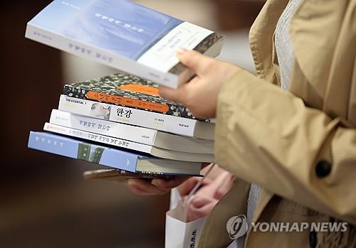 [베스트셀러] 한강 책 줄 세우기…1위는 '소년이 온다'