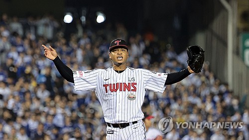 (서울=연합뉴스) 김인철 기자 = 17일 서울 잠실야구장에서 열린 2024 신한 SOL뱅크 KBO 포스트시즌 플레이오프 3차전 LG 트윈스와 삼성 라이온즈의 경기. 9회초 LG 에르난데스가 1-0으로 승리를 확정 지은 뒤 기뻐하고 있다. 2024.10.17 yatoya@yna.co.kr