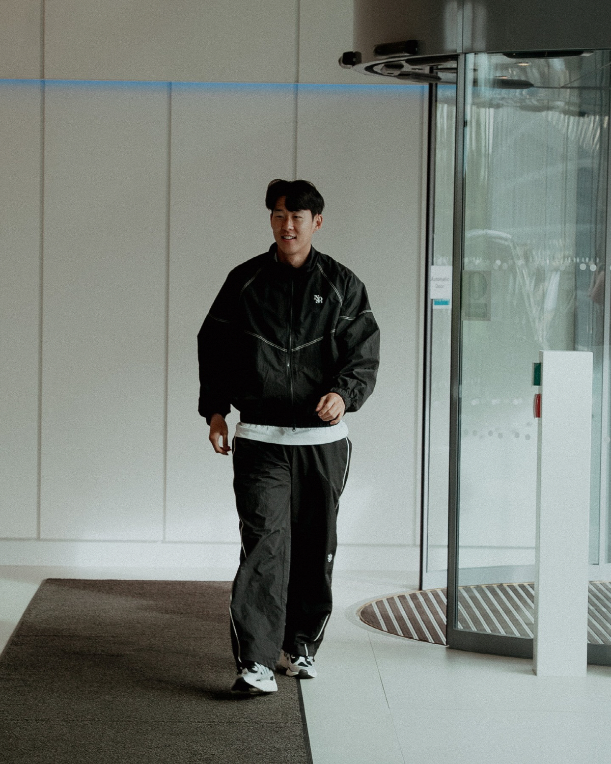 SON is Back! '환한 미소로 등장' 손흥민, 웨스트햄전 출격 준…