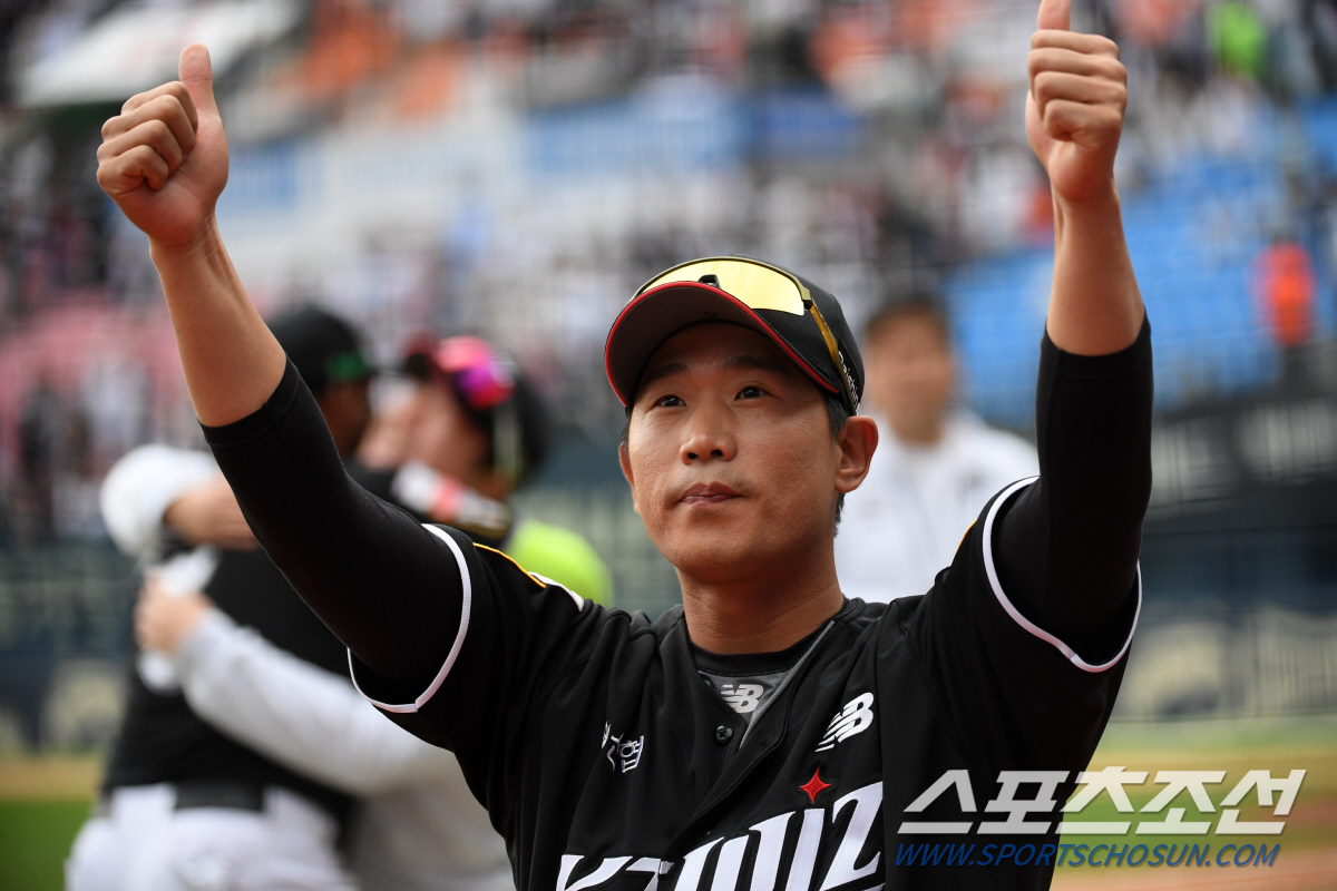 '영원한 캡틴'의 고별사 "가을야구 이길 때마다, 하루 더 유니폼 입는다…