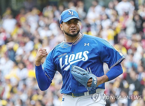 (서울=연합뉴스) 김성민 기자 = 19일 서울 잠실야구장에서 열린 2024 신한 SOL뱅크 KBO 포스트시즌 플레이오프 4차전 LG 트윈스와 삼성 라이온즈의 경기. 7회말 이닝을 무실점으로 막은 레예스가 손을 들고 있다. 2024.10.19 ksm7976@yna.co.kr