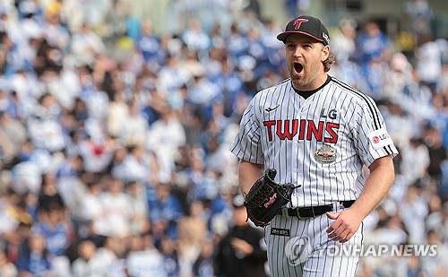 (서울=연합뉴스) 김인철 기자 = 19일 서울 잠실야구장에서 열린 2024 신한 SOL뱅크 KBO 포스트시즌 플레이오프 4차전 LG 트윈스와 삼성 라이온즈의 경기. 6회초 2사 삼성 디아즈를 삼진 아웃으로 처리한 LG 엔스가 환호하고 있다. 2024.10.19 yatoya@yna.co.kr