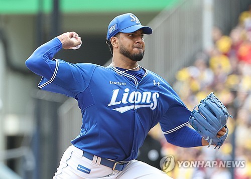 (서울=연합뉴스) 김성민 기자 = 19일 서울 잠실야구장에서 열린 2024 신한 SOL뱅크 KBO 포스트시즌 플레이오프 4차전 LG 트윈스와 삼성 라이온즈의 경기. 5회말 삼성 선발 투수 레예스가 역투하고 있다. 2024.10.19 ksm7976@yna.co.kr