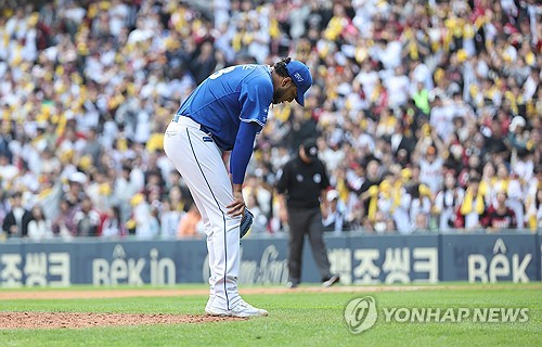 (서울=연합뉴스) 김성민 기자 = 19일 서울 잠실야구장에서 열린 2024 신한 SOL뱅크 KBO 포스트시즌 플레이오프 4차전 LG 트윈스와 삼성 라이온즈의 경기. 6회말 1사 2루 LG 홍창기 타격 때 몸에 맞는 볼을 내준 레예스가 아쉬워하고 있다. 2024.10.19 ksm7976@yna.co.kr