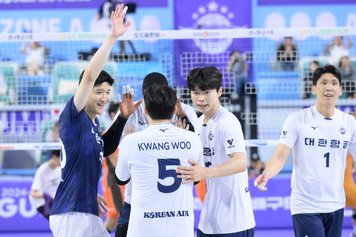 '젊은 피 카드 통했다&블로킹 16점'…'디펜딩챔피언 굳건' 대한항공, …