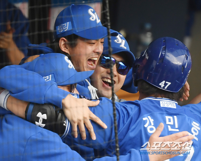 '무릎 바칠 각오’로 돌아온 캡틴을 울렸다. "한국시리즈 냄새라도 맡고 …