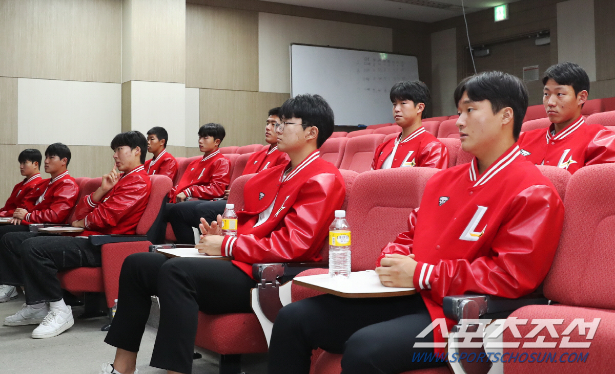 "부모님께 감사드립니다"…이제는 랜더스 선수! 신인의 특별했던 하루