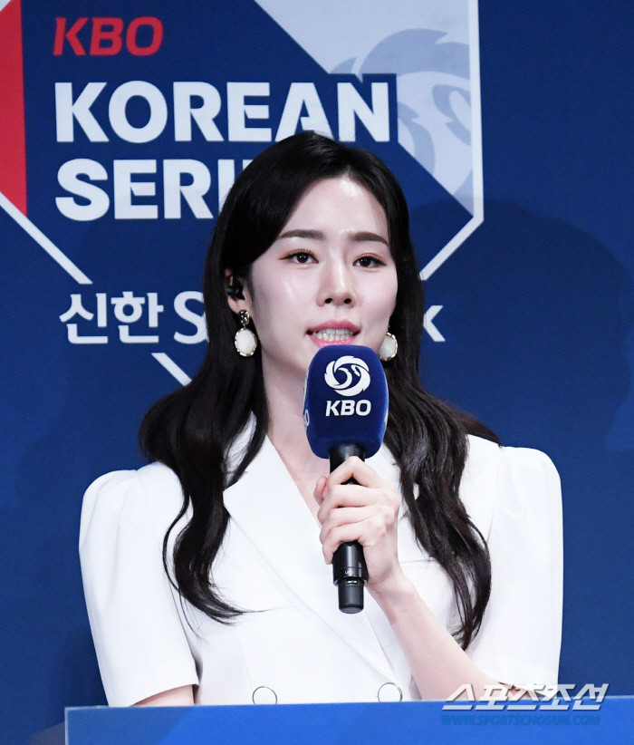 [포토] 노윤주 아나운서 '한국시리즈 미디어데이 진행'
