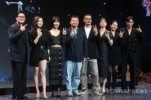 (서울=연합뉴스) 류효림 기자 = 배우 임성재(왼쪽부터), 문소리, 김신록, 연상호 감독, 최규석 작가, 김현주, 문근영, 김성철이 21일 오전 서울 종로구 JW메리어트 동대문스퀘어 서울에서 열린 넷플릭스 '지옥' 시즌2 제작발표회에서 포즈를 취하고 있다. 2024.10.21 ryousanta@yna.co.kr