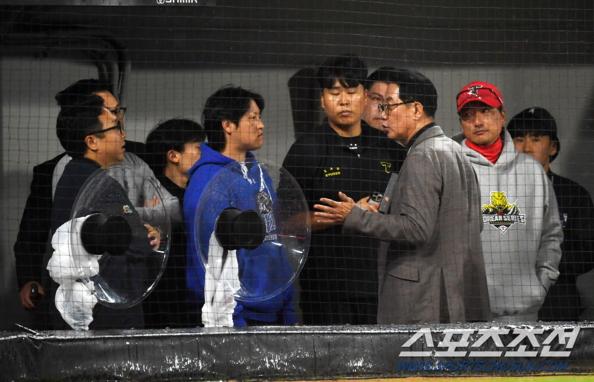 '방수포 걷었다가 또 깔렸다' 한국시리즈 1차전 지연 개시…시작 가능할까…