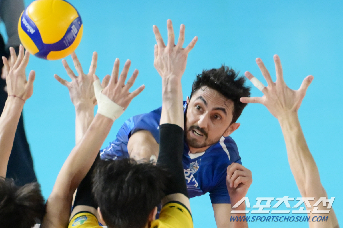 그로즈다노프 27점 맹폭 삼성화재, 감독 사퇴 KB손보에 3대1 개막전 …
