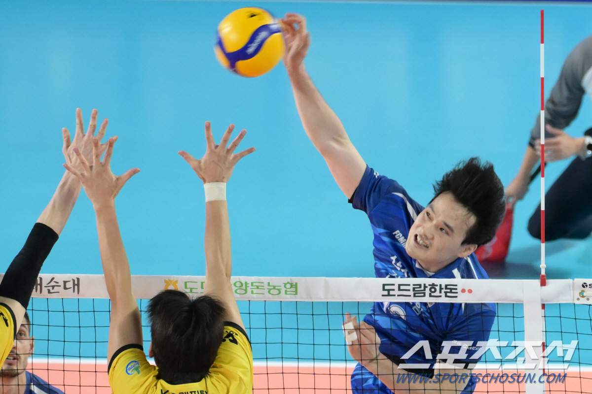 그로즈다노프 27점 맹폭 삼성화재, 감독 사퇴 KB손보에 3대1 개막전 …