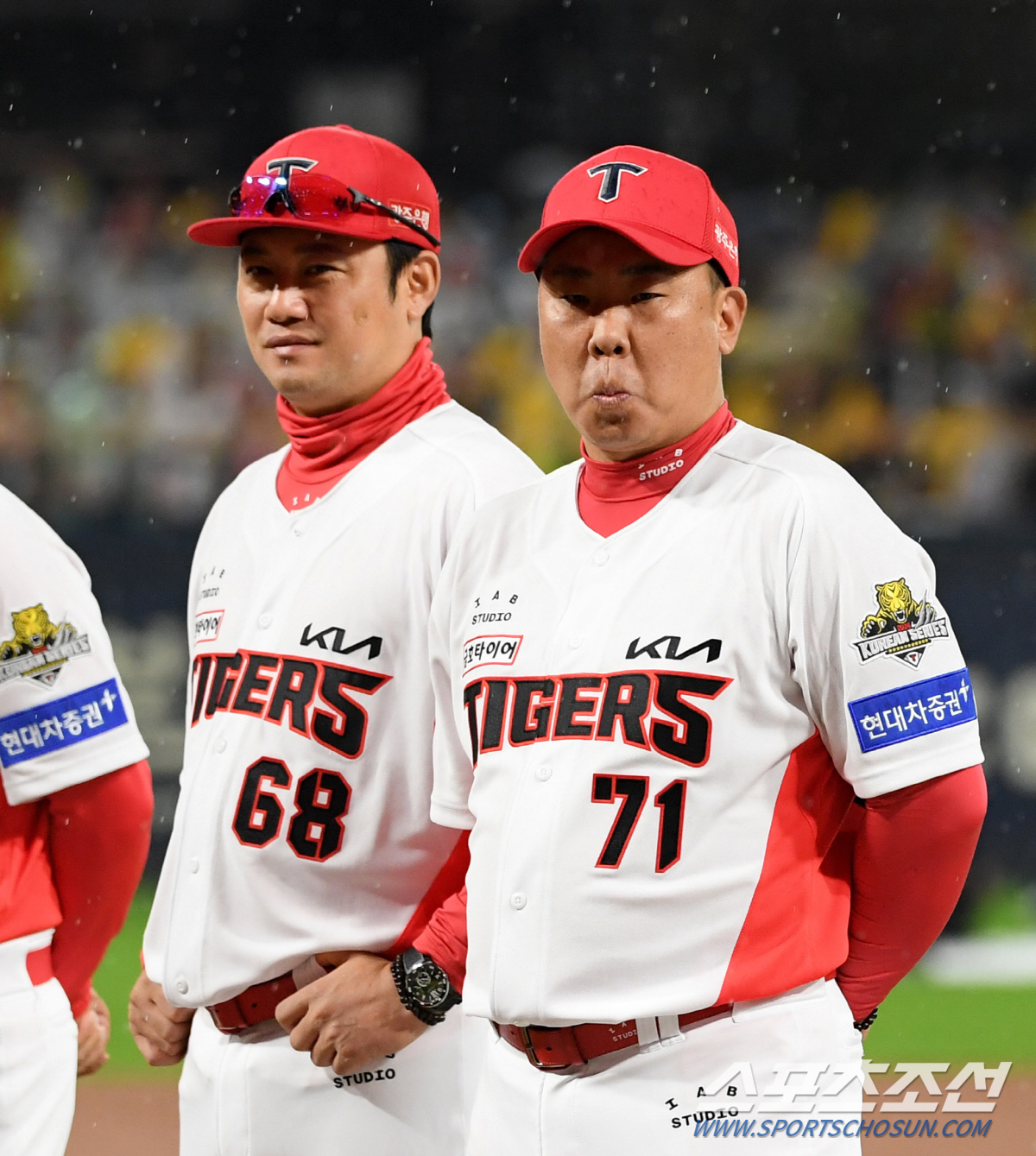 "3,4차전 레예스-원태인 상대" 비에 울고 웃는 시리즈, 반전에 또 반…