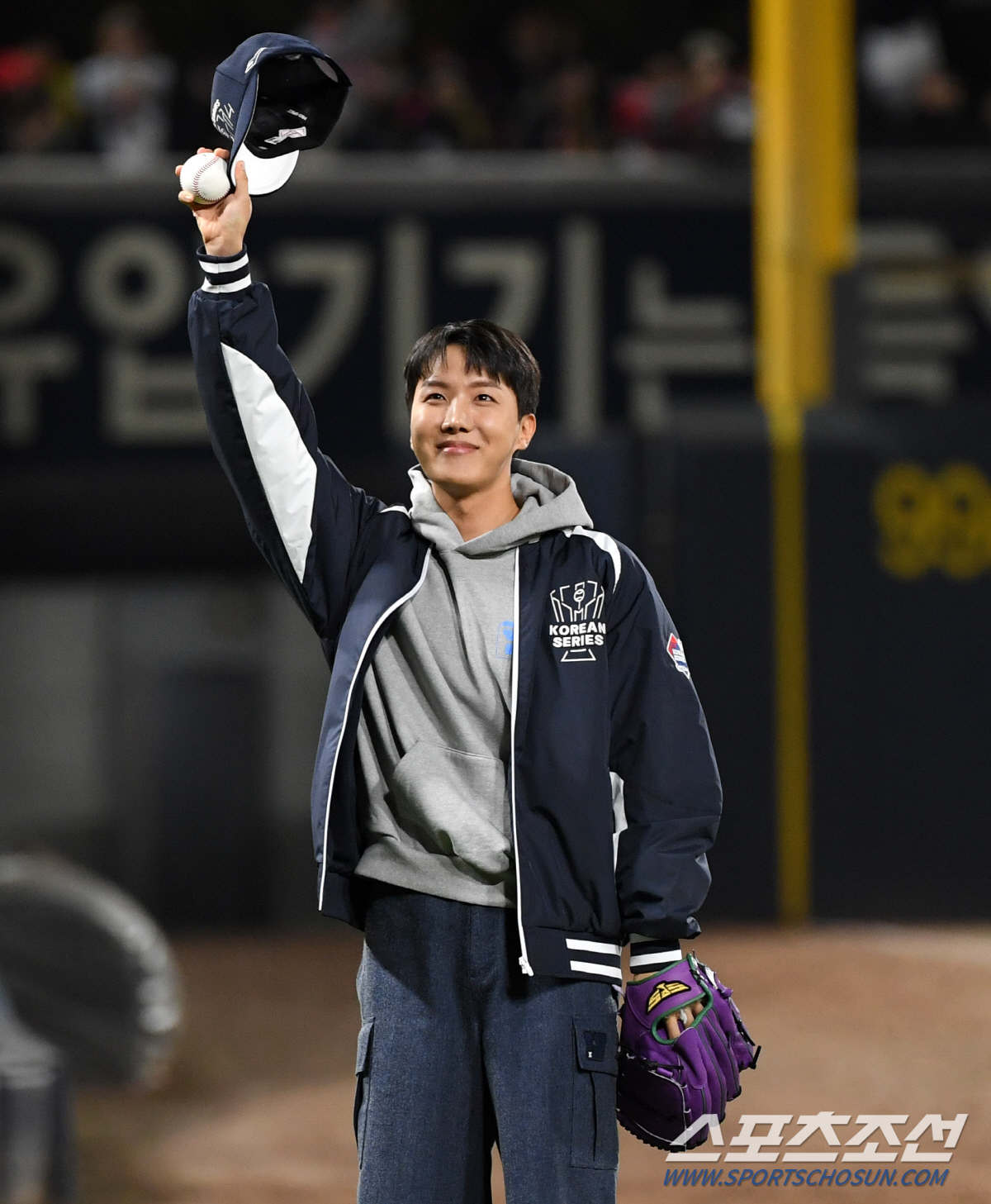 [포토] BTS 제이홉 '광주 팬들에게 반갑게 인사'